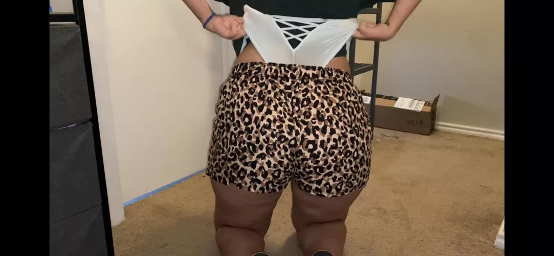 Kandies self wedgie!! Looked better when she pulled her shorts down🤷🏻♂️