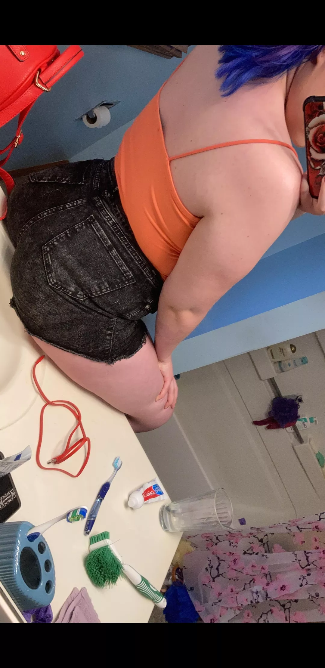 Kiss me deeply while you breed me😢🖤