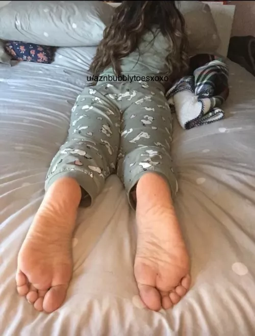Kiss my soles and lick my toes π