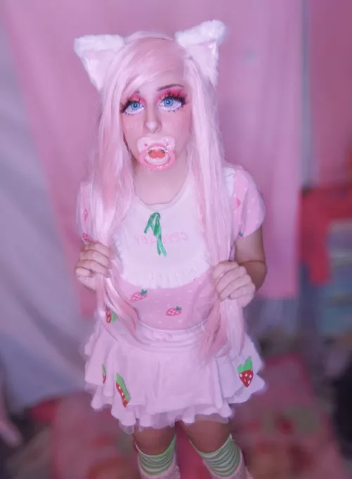 Kitten loves her Strawbaby Paci. I'm going to get Boba Soon<3 What's your fave flavor