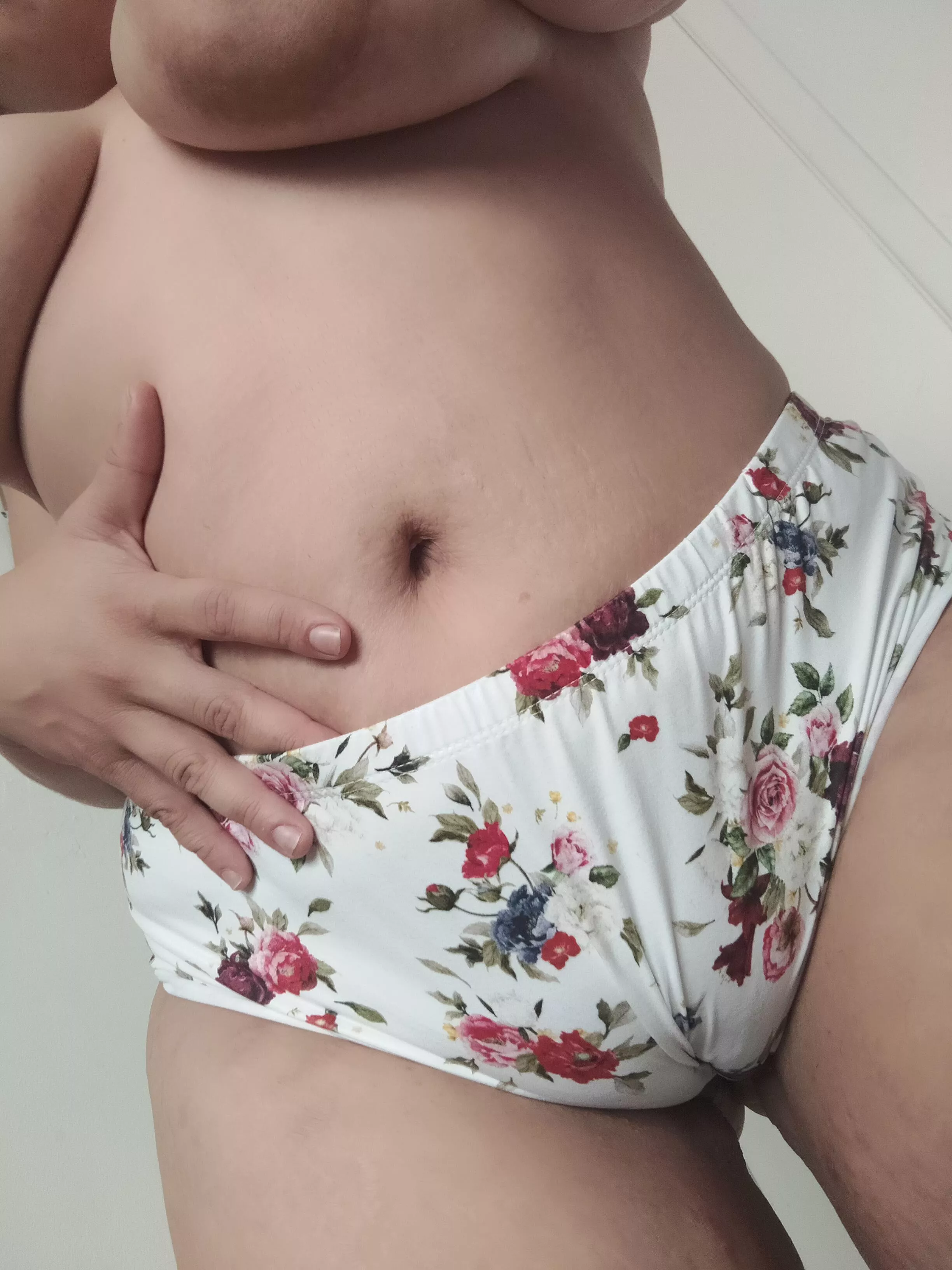 Kitty is always hungry 😈