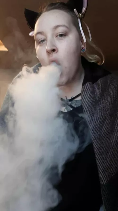 Kitty loves Thick Smoke💚