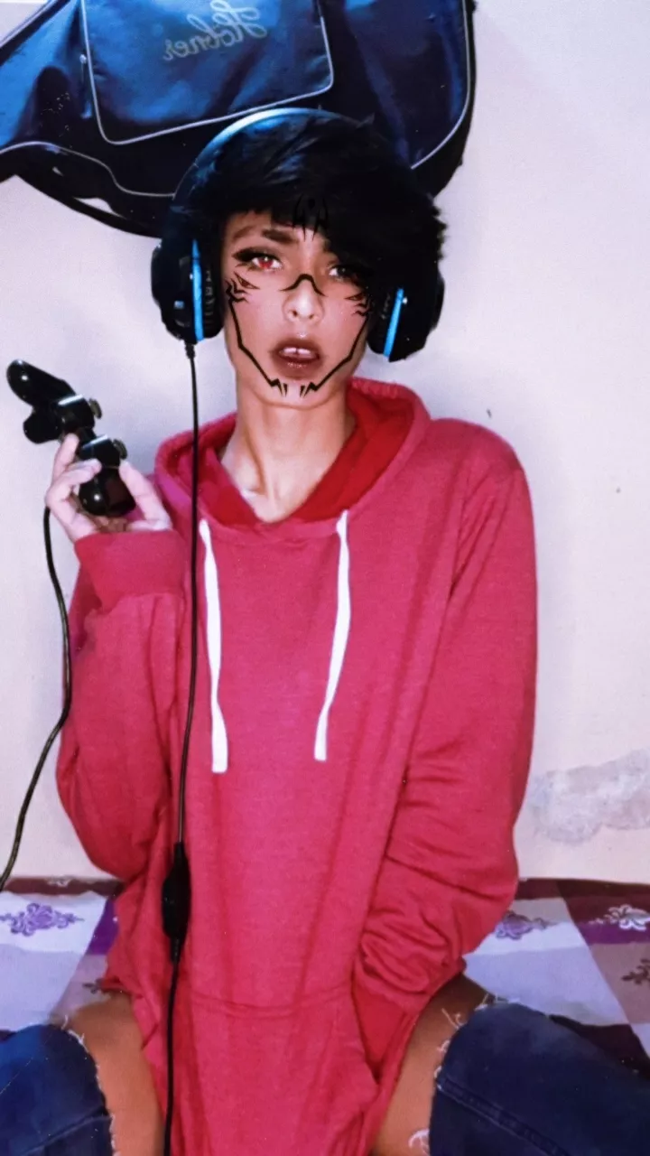 Knock knock a new femboy here 🥺👁️👄👁️