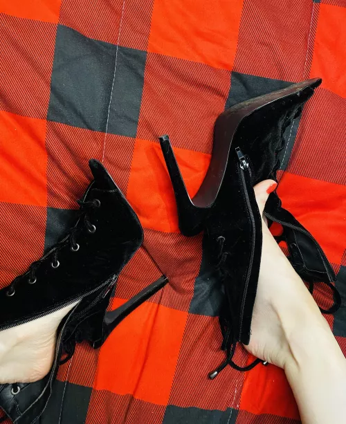 Lace up heels😘