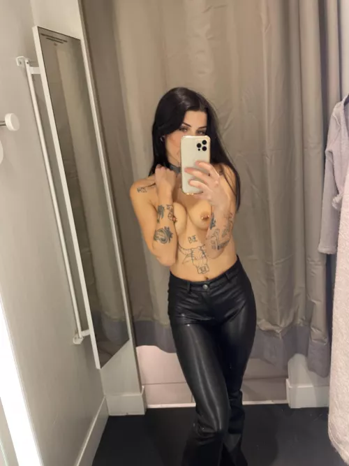 Last day for buying the Christmas Gift 🎁 😱🙈 [oc] [f]