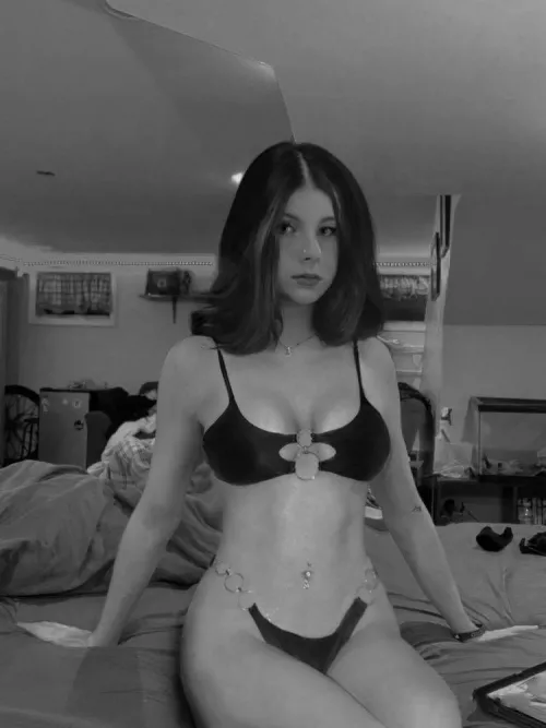 Last night was the longest ive ever spent getting done up (freshly shaved, new clothes, makeup, hair) haha i think the photo was worth it….💅🏻💋🖤⛓🕷