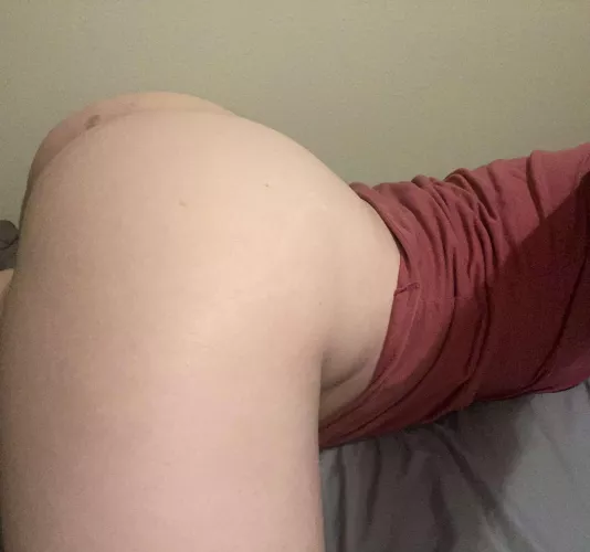 Late night gaming makes me so horny. Any tops wanna play. Dms open