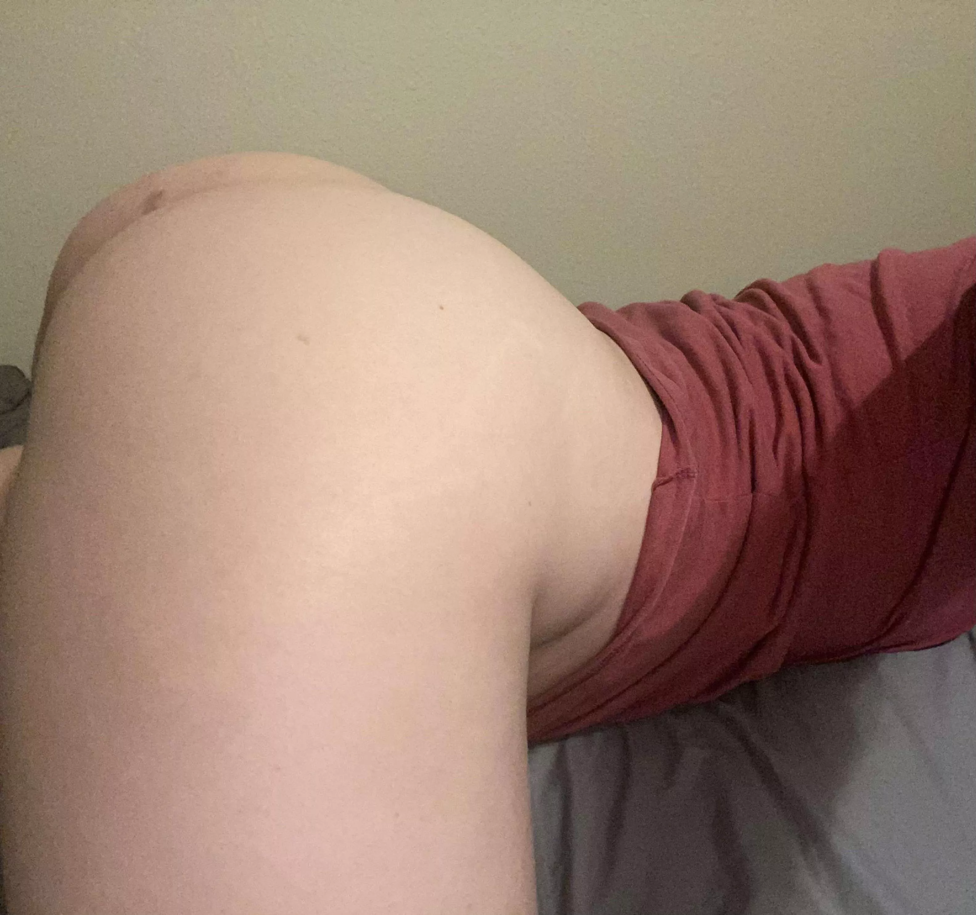 Late night gaming makes me so horny. Any tops wanna play. Dms open
