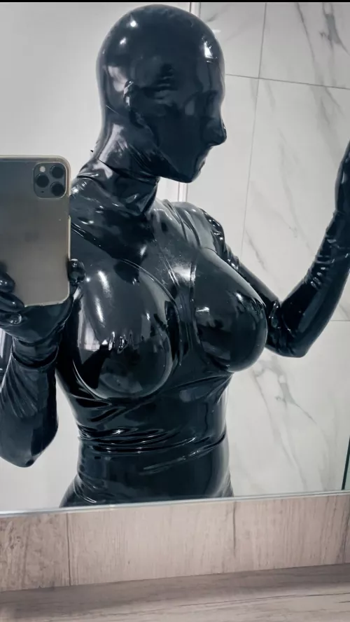 Latex Mannequin Vibe. Idk whatβs better than a full body latex enclosure π€