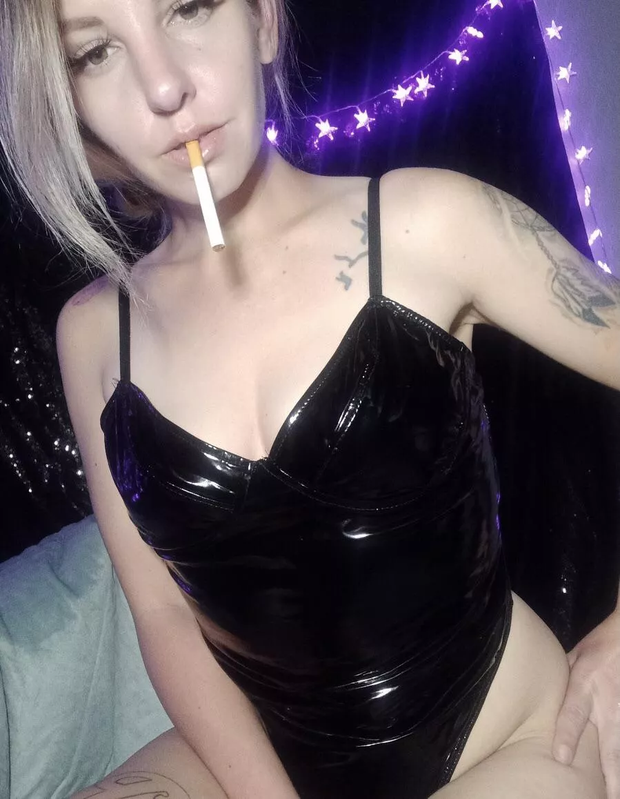 Latex ,my crop ,my whip and a Newport 🔥🥰 Latex ,my crop ,my whip and a Newport 🔥🥰
