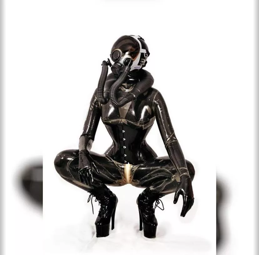 Latexvin’s first time with a gas mask