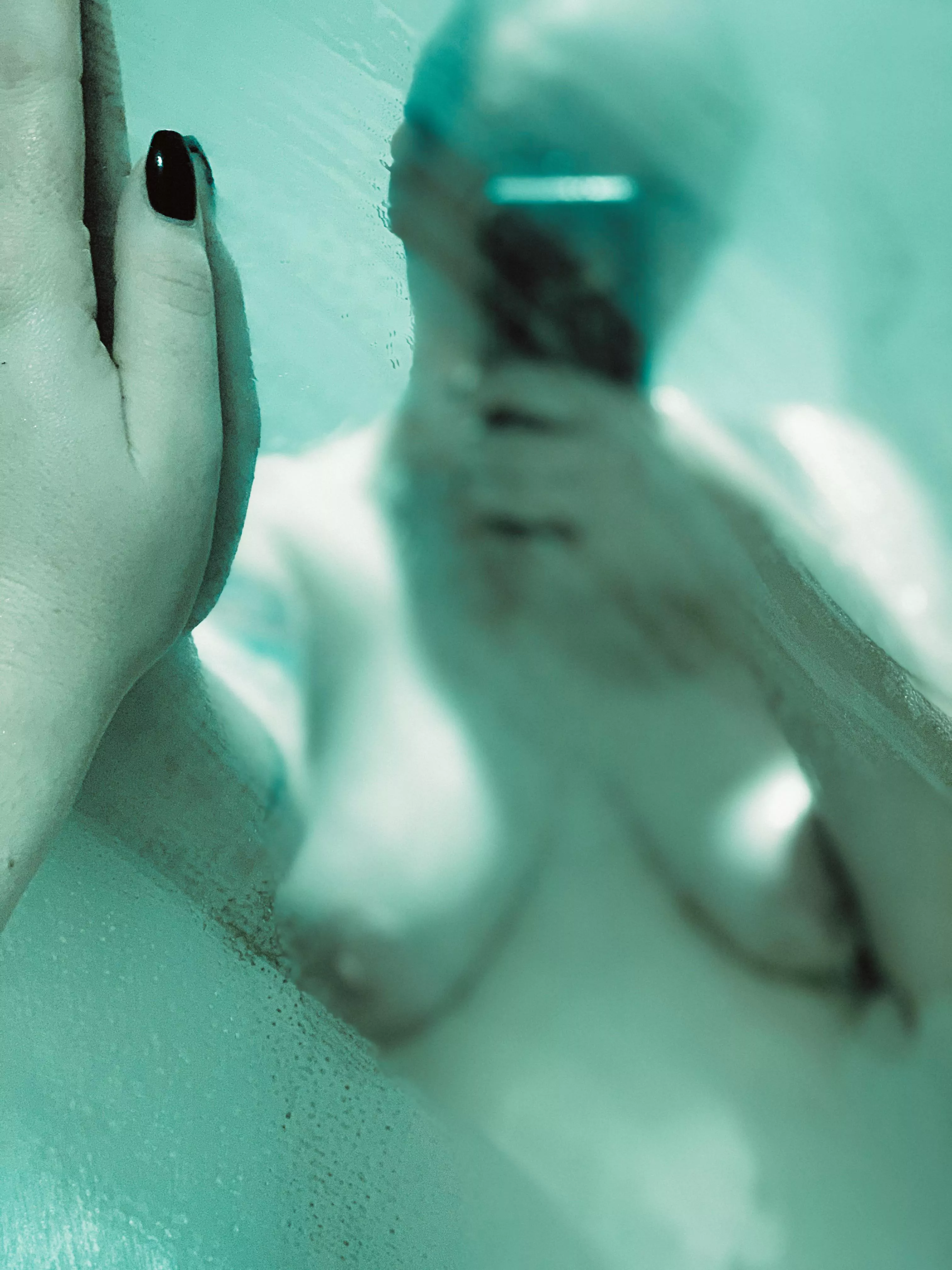 Lazy mornings and steamy showers 🖤