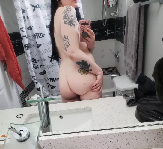 Lazy Sunday spent naked 🖤