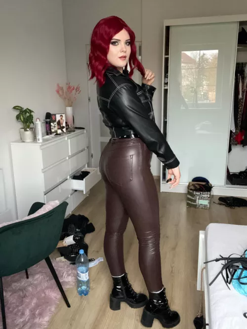 Leather jacket and pants, love this outfit ๐