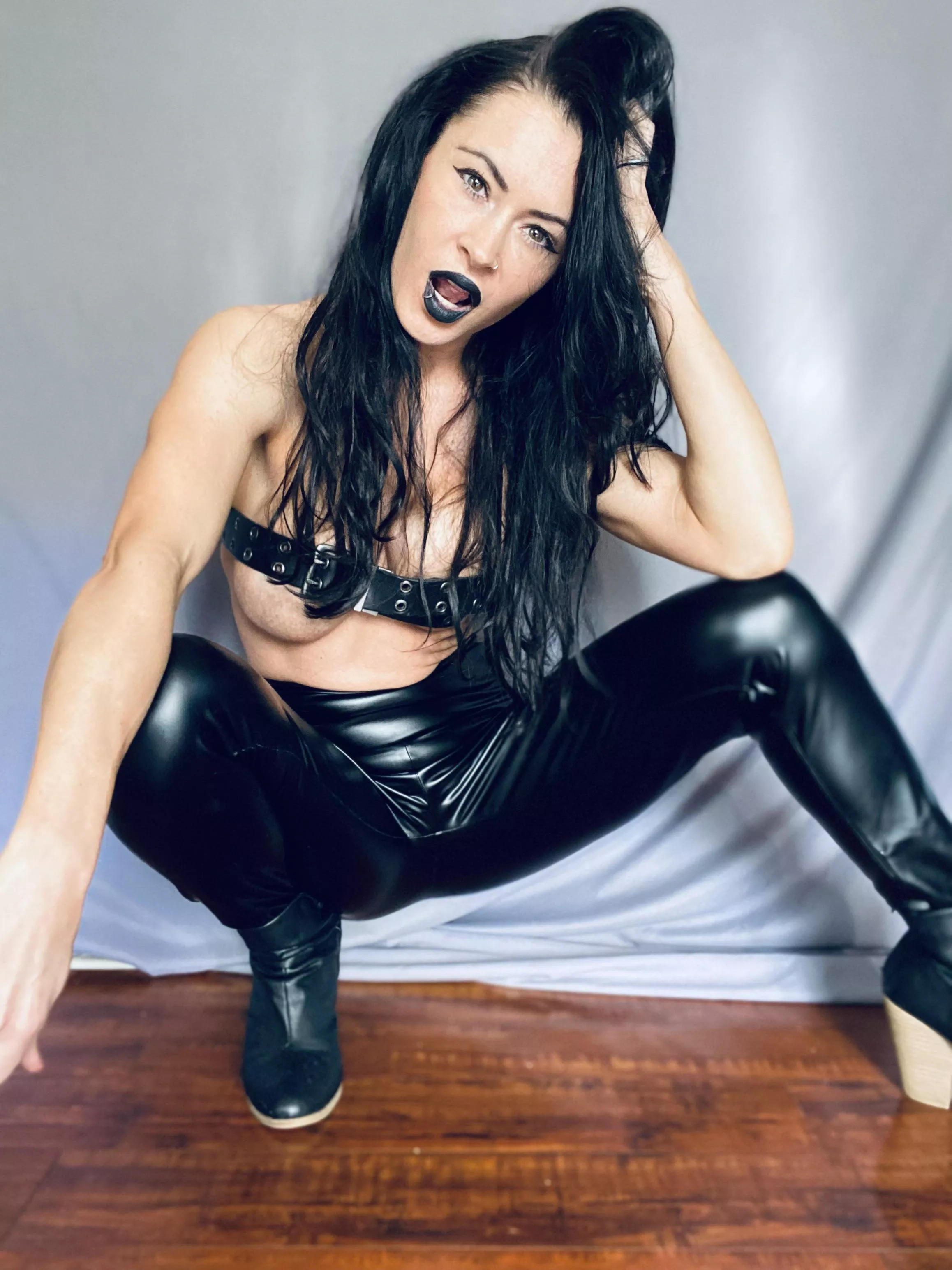 Leather leggings 🖤