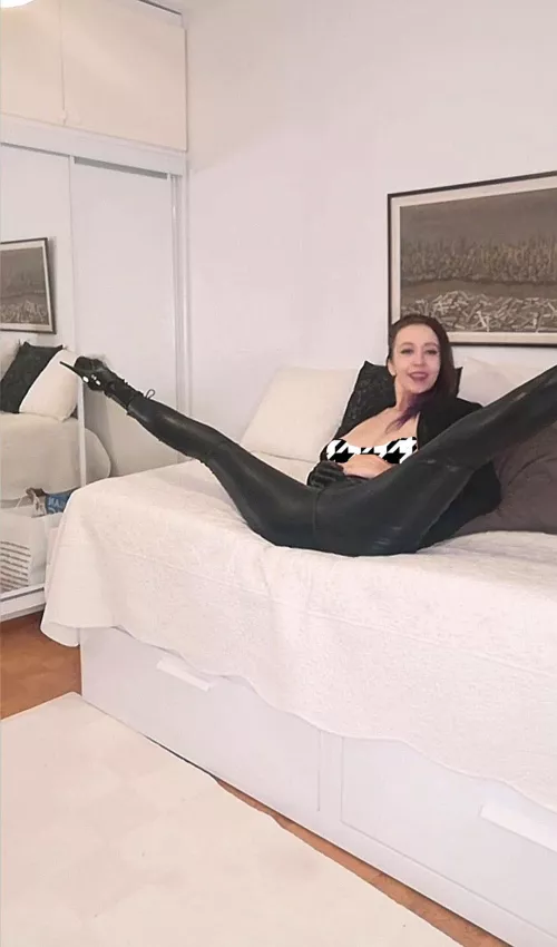 Leather pants and split combo 😉