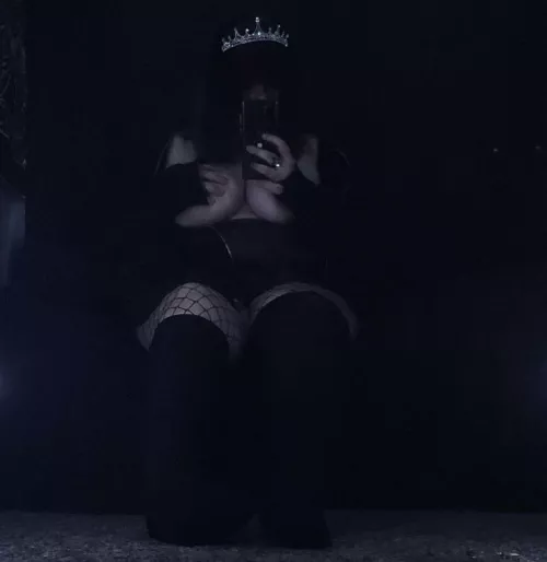 Let me be your 6'1 goth mommy [F]