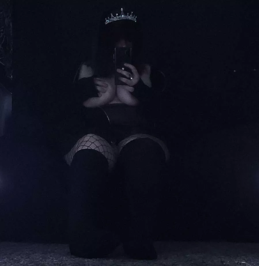 Let me be your 6'1 goth mommy [F]