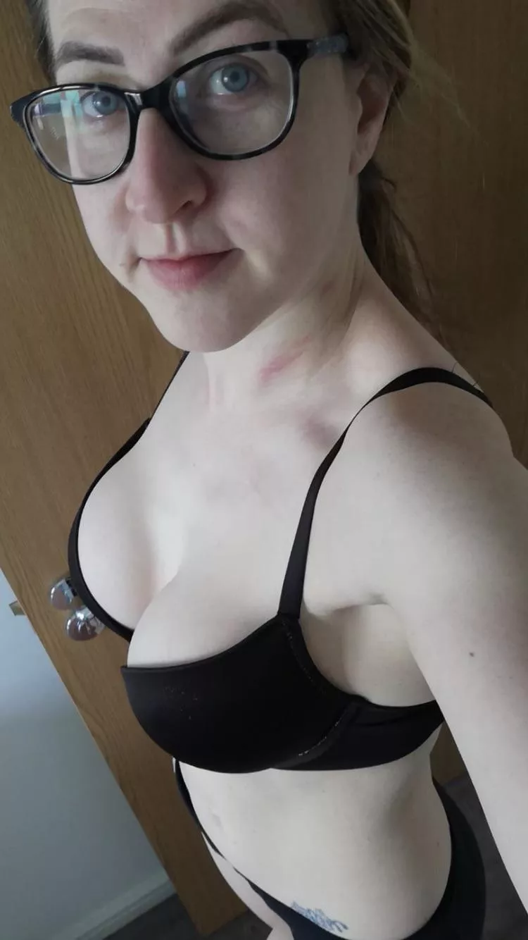 Let me feed you my wifes nude til you cum. Tribbers only. Kik: her_proud_hubby