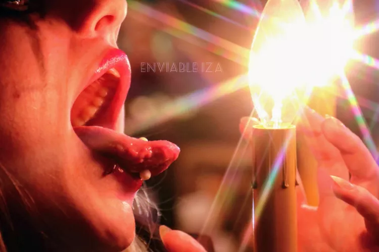 let me hold the light of your life in my claws 😈