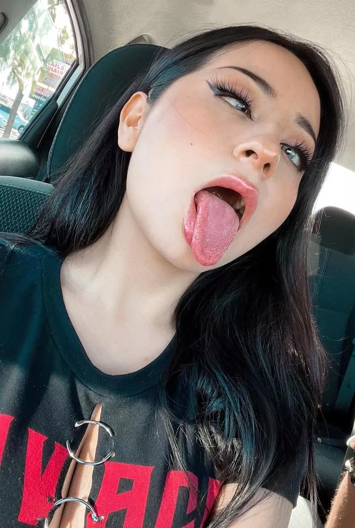 Let me put my lips all oveo you.