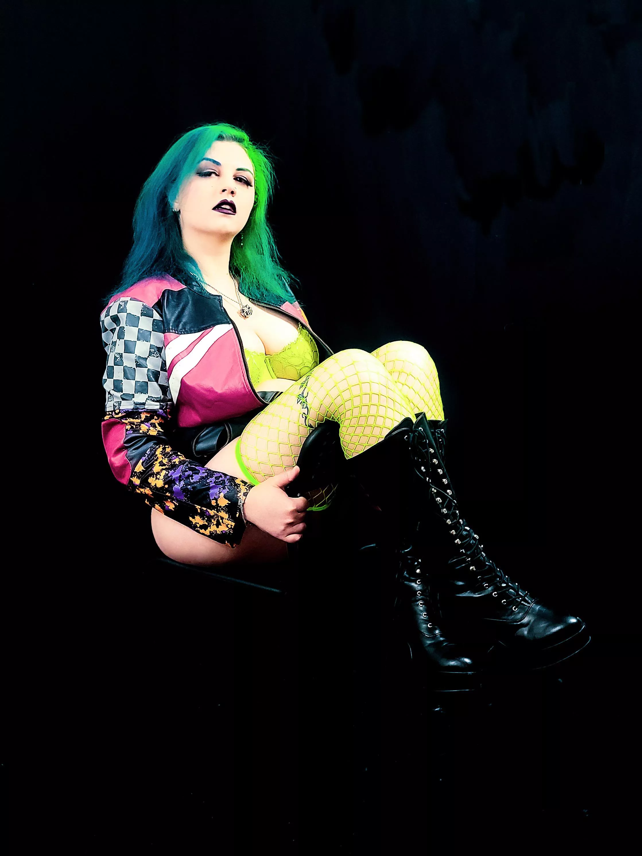 Let me suffocate you with my thighs Let me suffocate you with my thighs