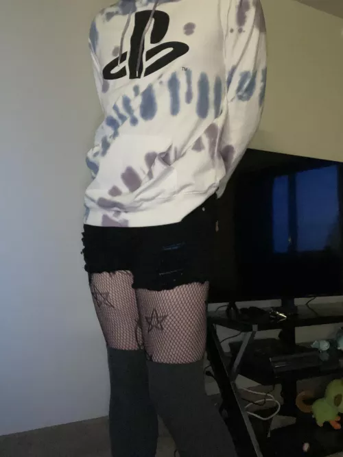 Let's cuddle and play Halo? 🥺👉👈