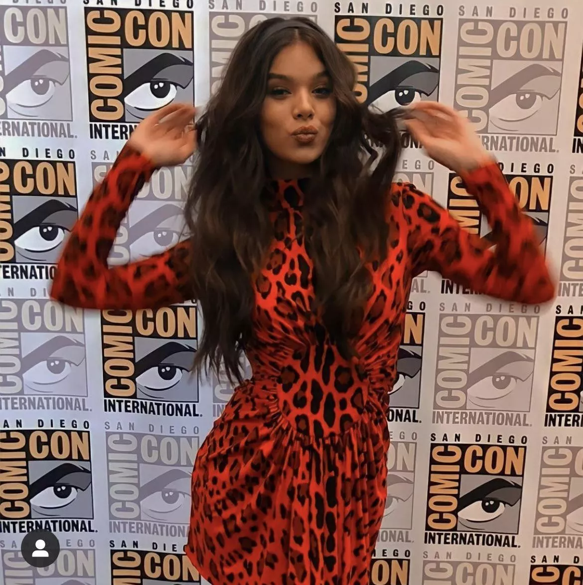 Let’s jerk our cocks for Hailee Steinfeld