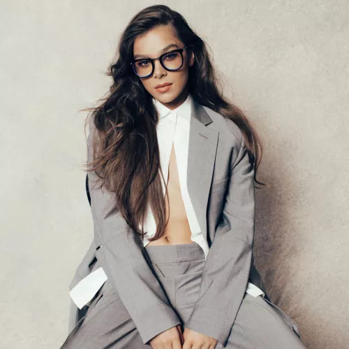 Let’s jerk to Hailee Steinfeld