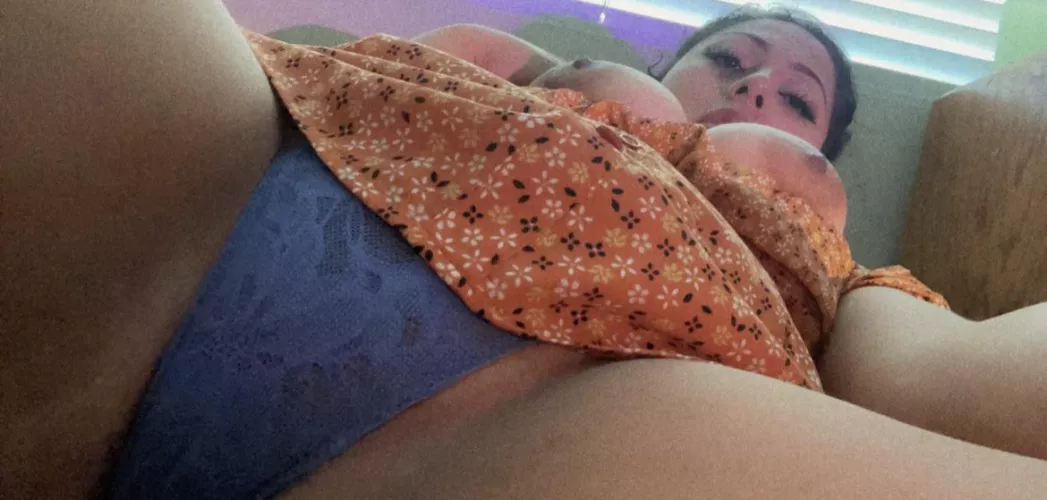 let’s share a doobie while u suck on my boobie 😉