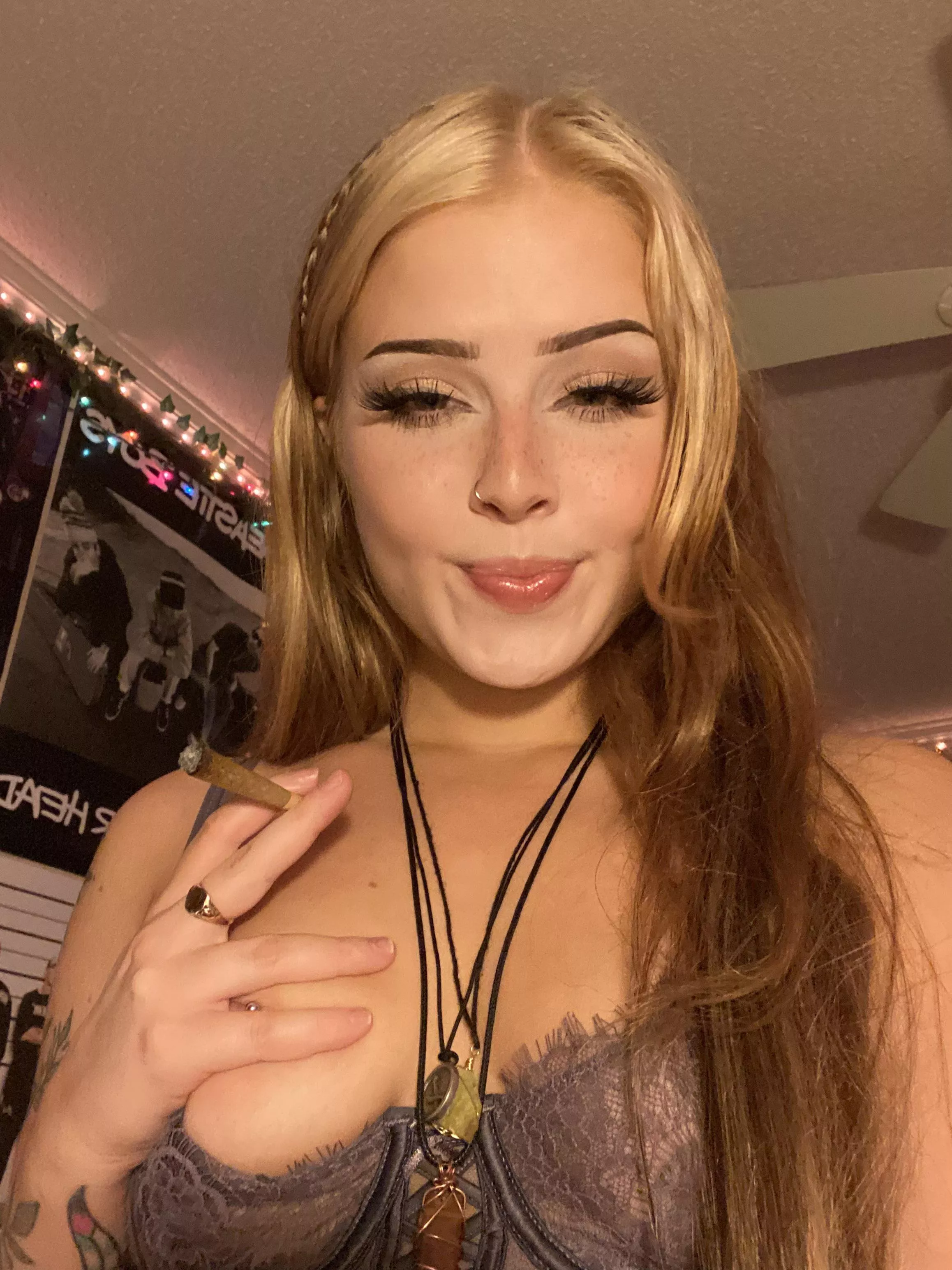 let’s smoke and fuck😈