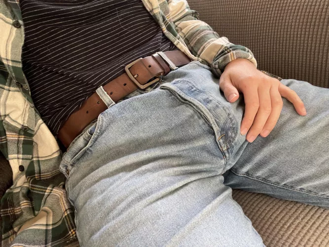 Levi’s jeans, nice leather belt 🤤