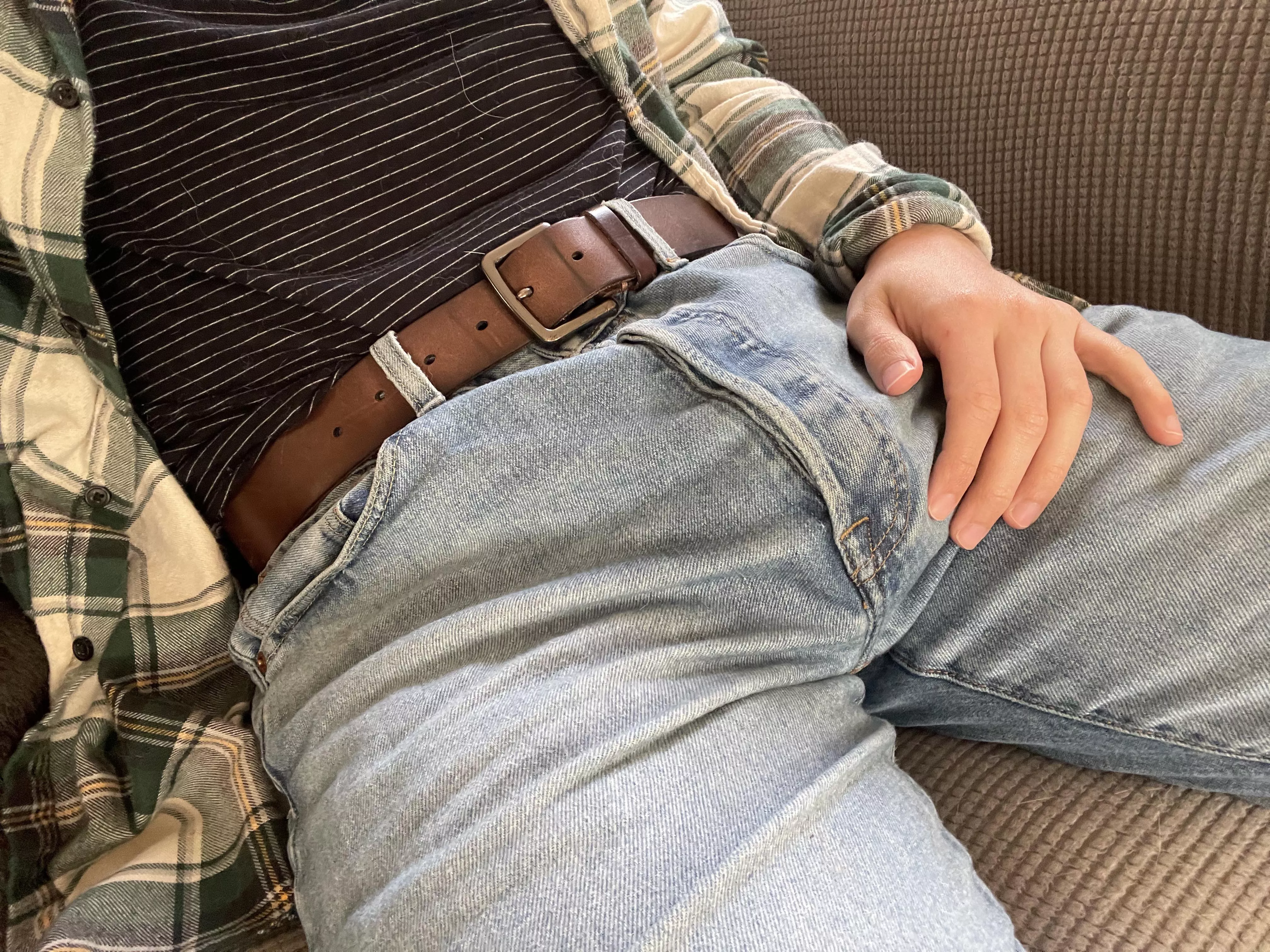 Levi’s jeans, nice leather belt 🤤