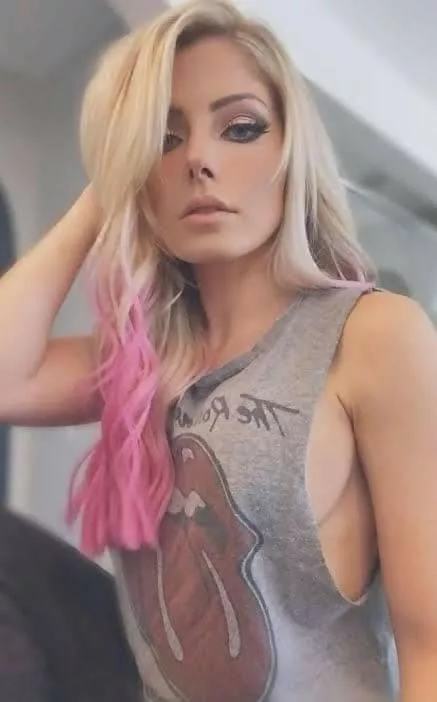 Lexi with the sideboob