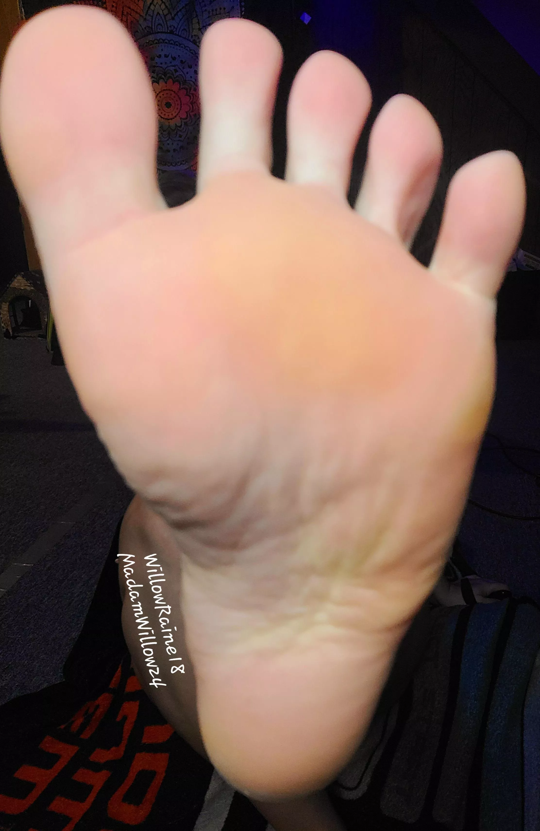 Lick every single wrinkle 😜 [OC][F]