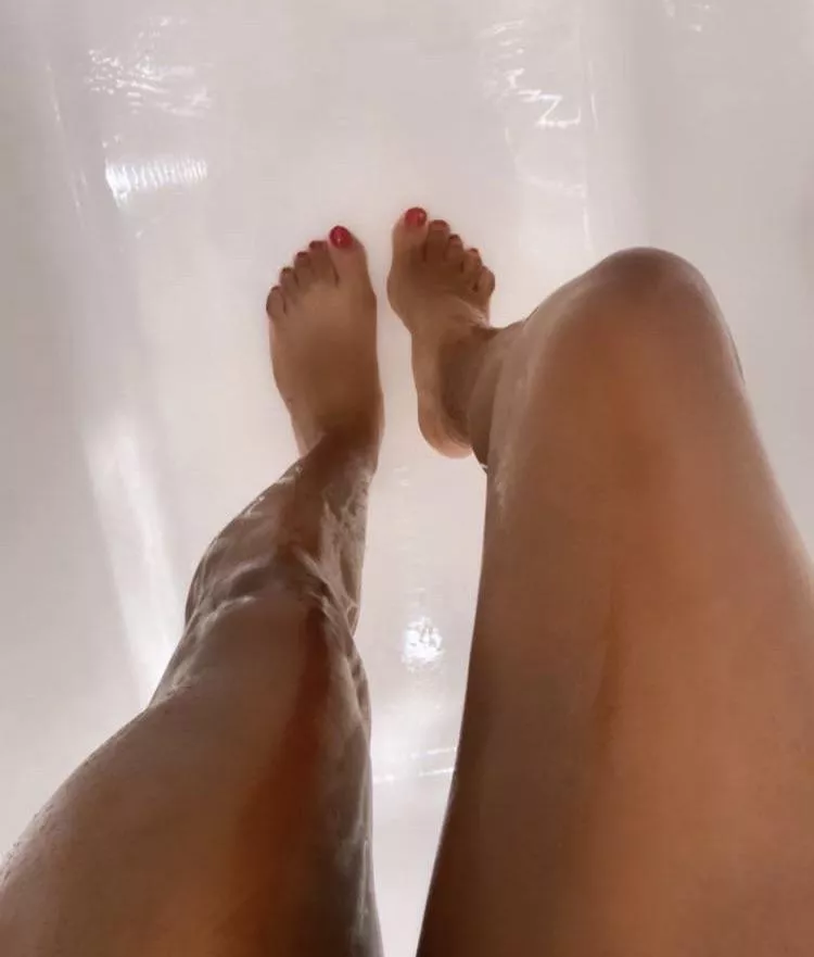 lick me from my thighs to my feet 👅🙈 lick me from my thighs to my feet 👅🙈