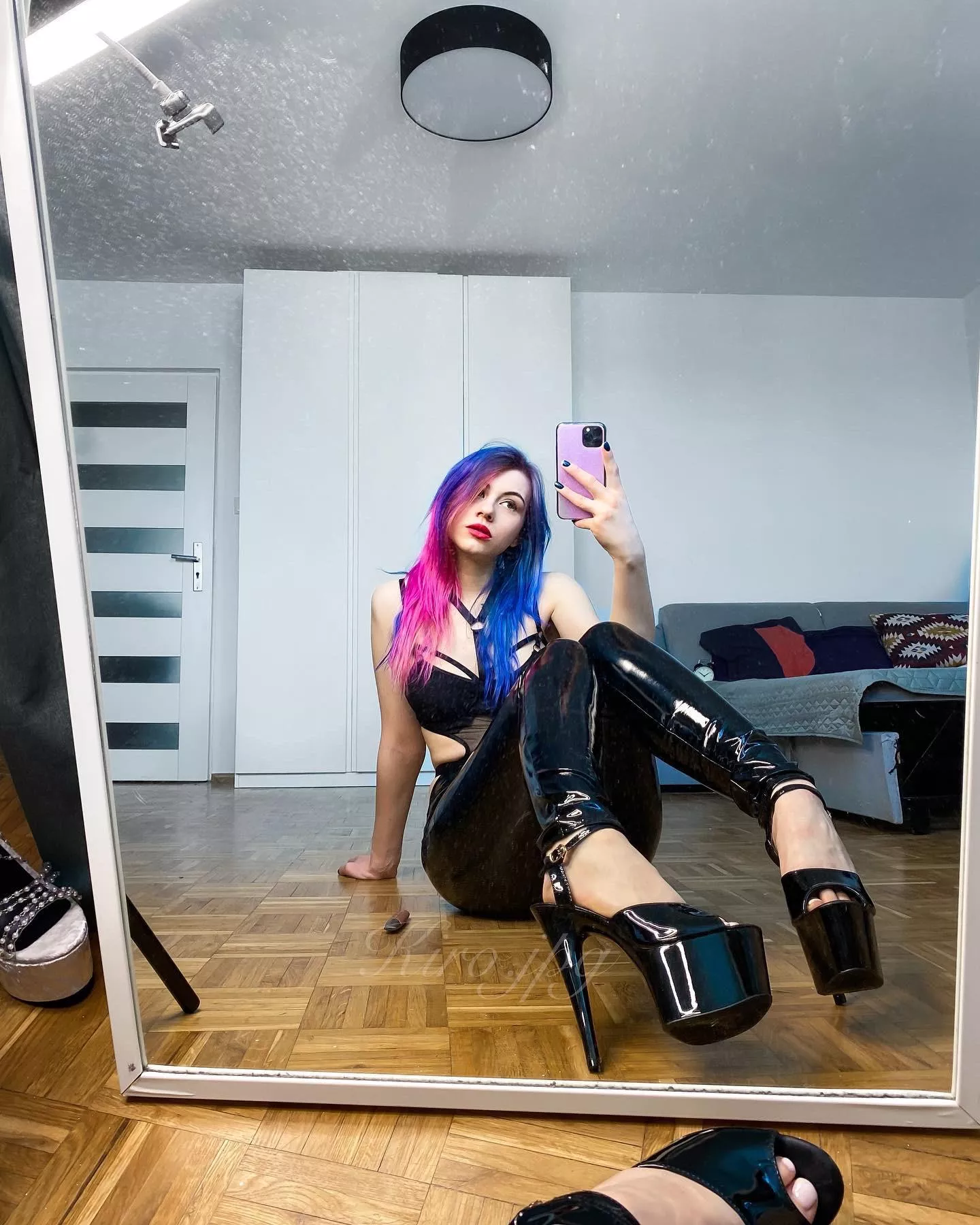 Lick my toes trough peeptoe in my heels 👠