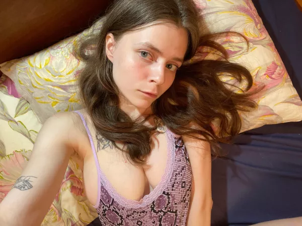 lie down next to meπ