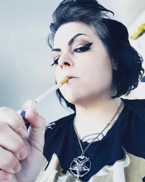 Light up in the middle of the day💋🖤🚬