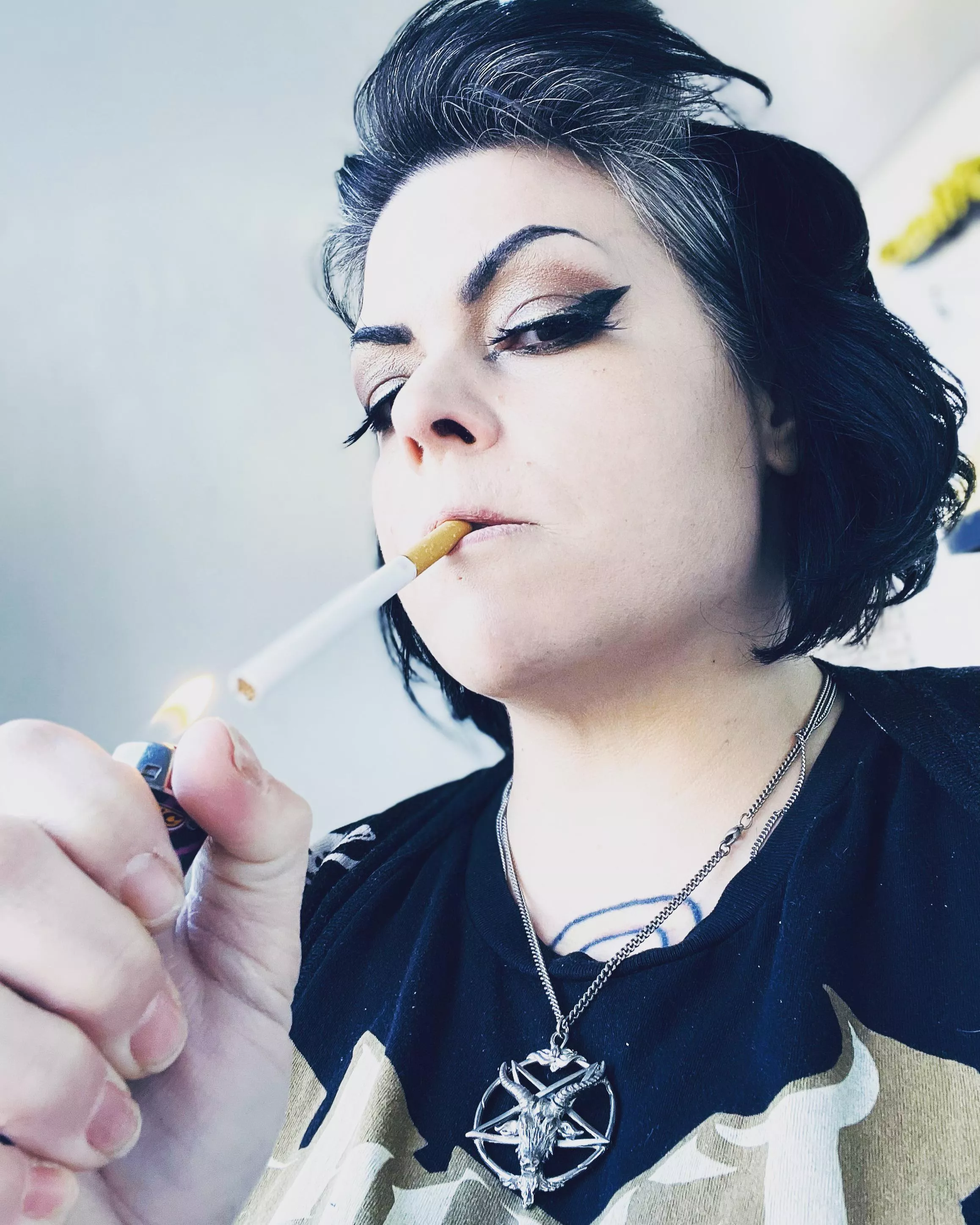 Light up in the middle of the day💋🖤🚬