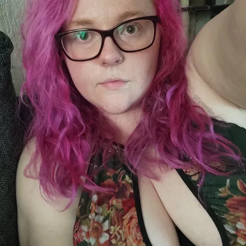 Lil moody look going on in this pic 😏 wanna put a smile on my face? 😉