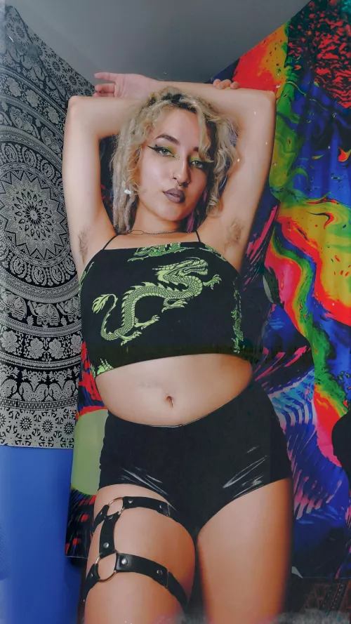 lil rave girl's hairy armpits 💫