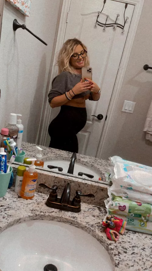 lil tittie peekaboo! Yβall Iβm enjoying my pregnancy so much more since Iβve joined these subreddits! I wanted to say thanks for all the love, pregnant mamas matter!!!! π₯°