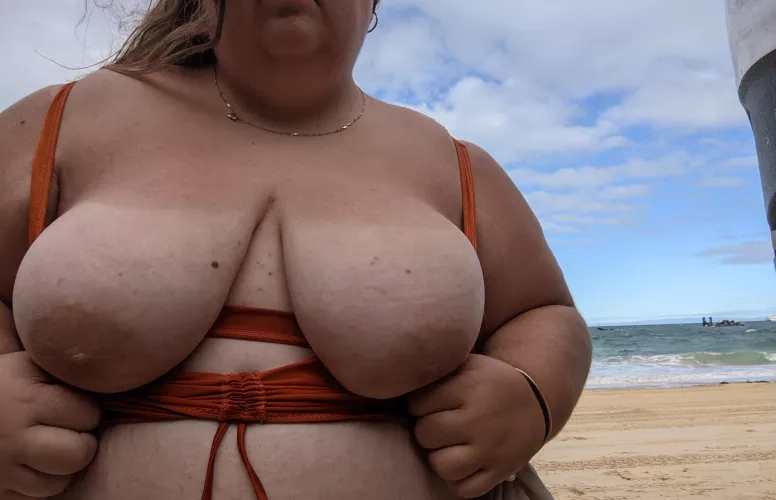 lil vacation snap 💚 top 3 things to take to a deserted island?🏝️ 23f