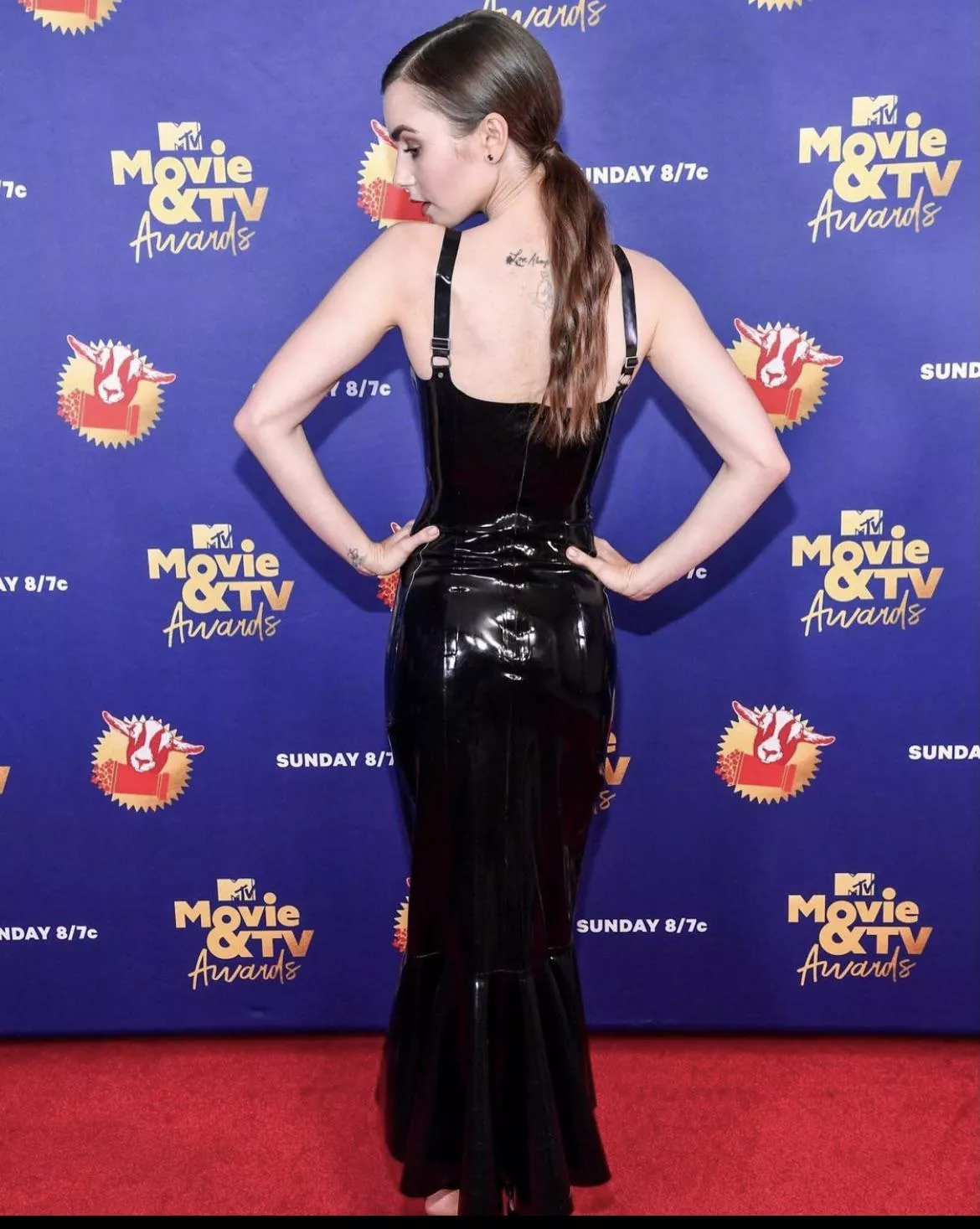 Lily Collins tight little body drives me wild. Anyone want to jerk to her?