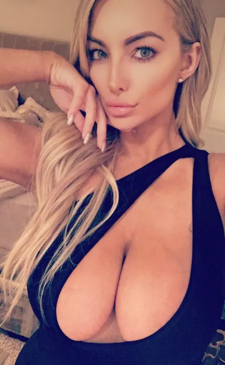 Lindsey Pelas