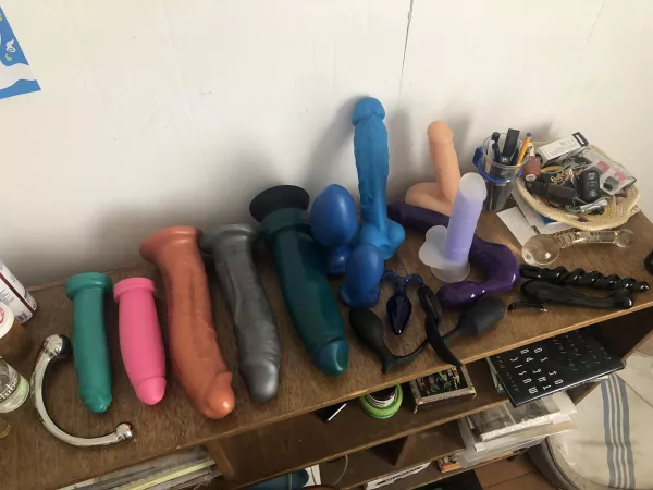 Lined up the collection for a quick pic βοΈHankey's El Rey XS, Boss Hogg XS, Square Peg Leo 1x & 2x, Boss Hogg S, Topped Toys Gapekeeper 65 & 75, assorted silicone dicks, Feeldoe, Pure Wand. Love getting my π fucked π
