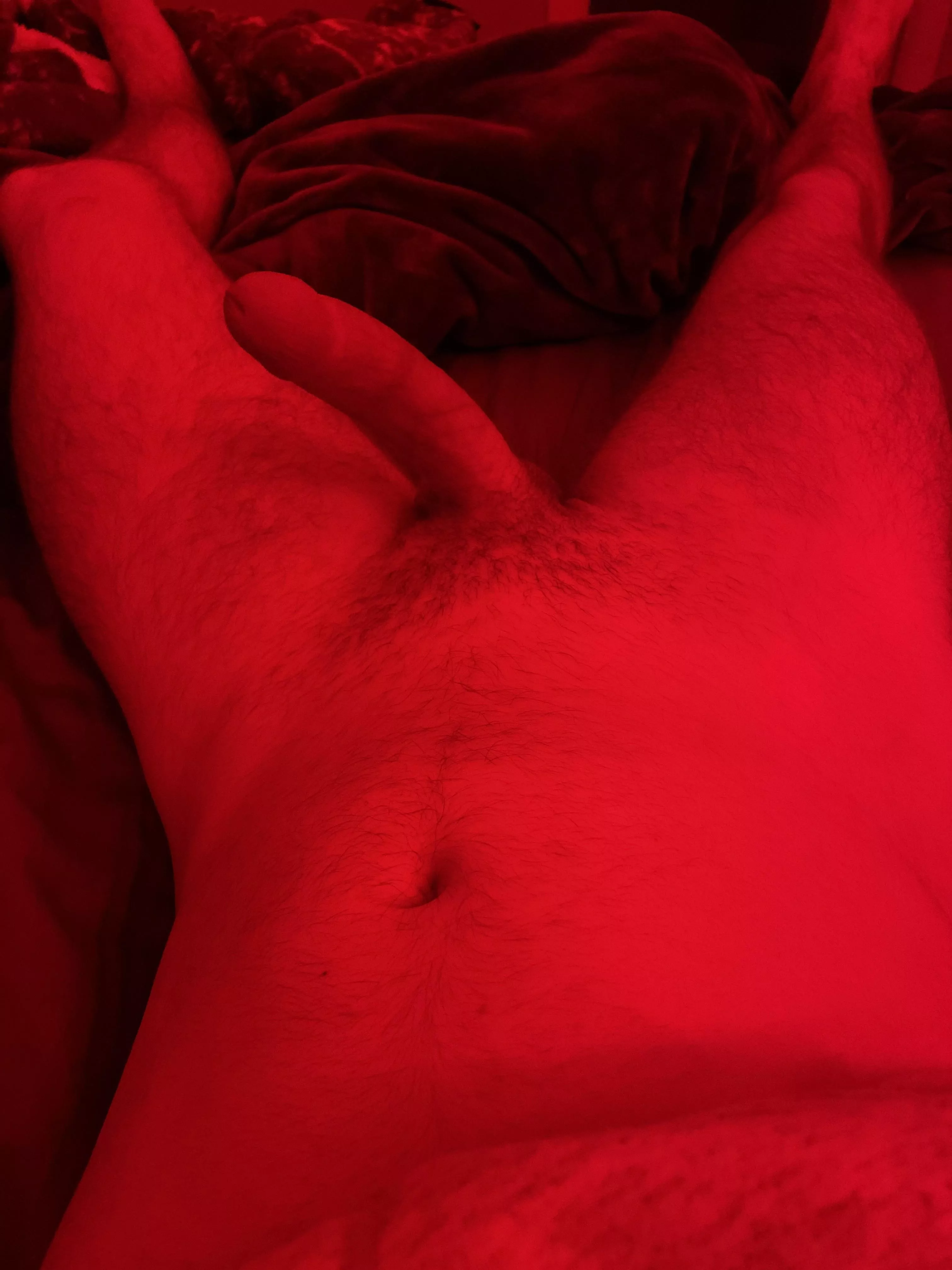 Listening to the rain outside makes me wanna fill someone up so bad 😩 wanna join? 😏 the red lights stay on 😈