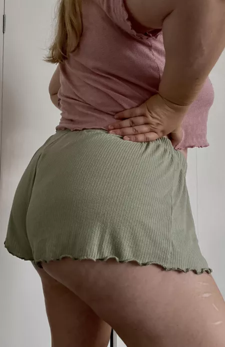 Little bum cheek on show 🙊 see more on my OnlyFans 👇🏼🔥😈