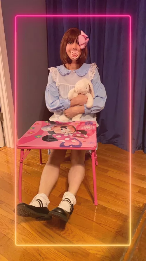 Little girl time with mommy today!! Yay!! ☺️💕 I did a craft at my new table!